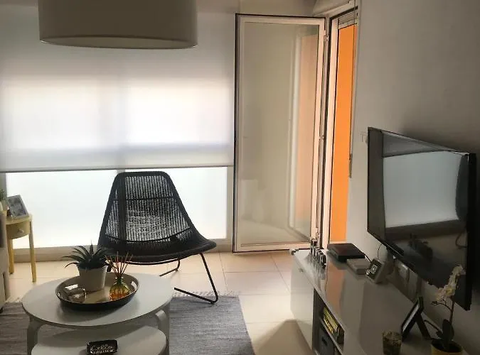 Апартаменты Designer's Flat - 3 Bdrm - Wifi - Location *